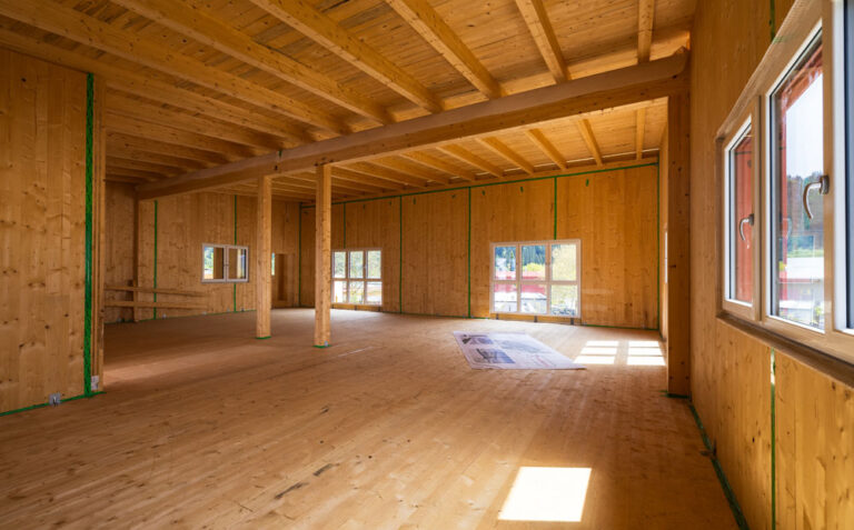 Holzkonstruktion im neuen Kompetenz-, Ausbildungs- und Innovationszentrum von TC Maschinenbau während der Bauphase