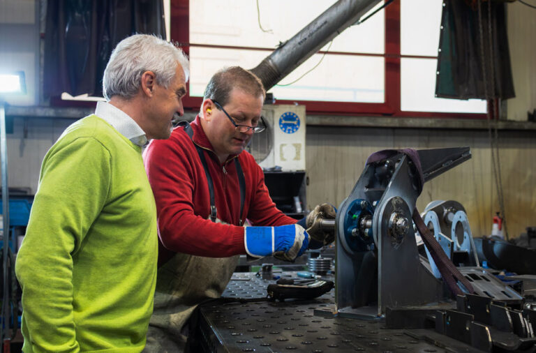 Ing. Peter Spendier sen. und Mitarbeiter von TC Maschinenbau bei der Fertigung von Maschinenkomponenten