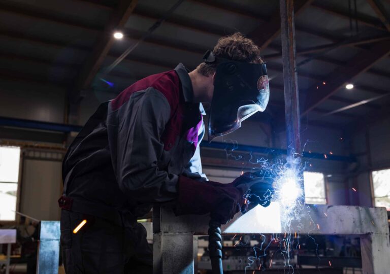Mitarbeiter beim Schweißen einer Sondermaschine bei TC Maschinenbau