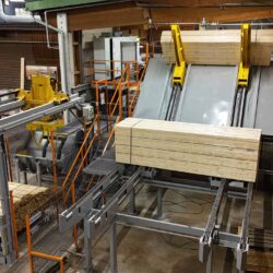 Fördertechnik mit Schnittholzpaket im von TC Maschinenbau realisierten Sortierwerk bei EGGER HOLZ in Liezen.