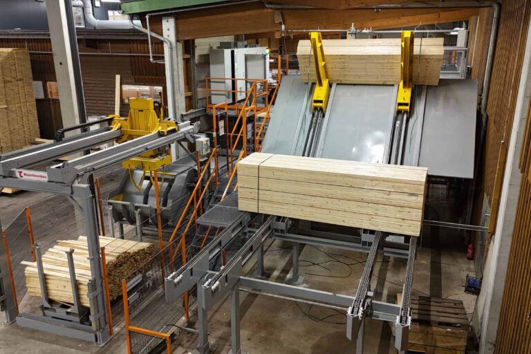 Fördertechnik mit Schnittholzpaket im von TC Maschinenbau realisierten Sortierwerk bei EGGER HOLZ in Liezen.