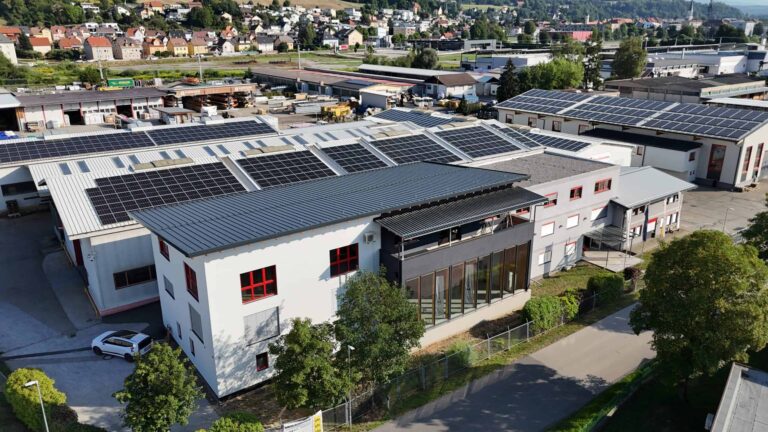 Luftaufnahme des Kompetenz-, Ausbildungs- und Innovationszentrums von TC Maschinenbau in St. Veit an der Glan.
