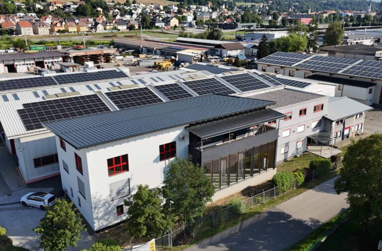 Luftaufnahme des Kompetenz-, Ausbildungs- und Innovationszentrums von TC Maschinenbau in St. Veit an der Glan.
