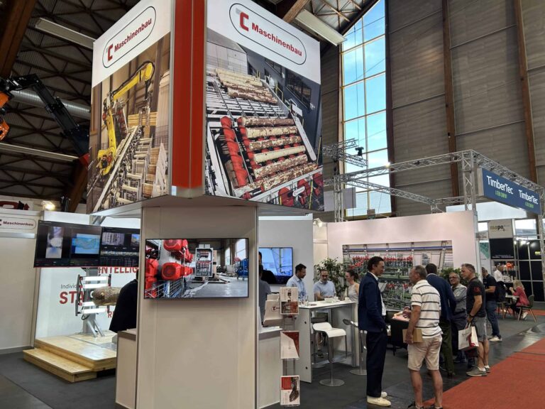 Messestand von TC Maschinenbau auf der Internationalen Holzmesse Klagenfurt 2026 mit Besuchern im fachlichen Austausch