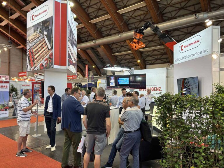 Besucher und Mitarbeiter im persönlichen Austausch am Messestand von TC Maschinenbau auf der Holzmesse Klagenfurt 2026