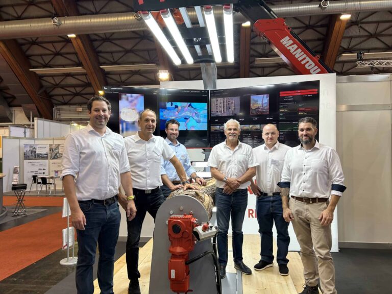 Sechsköpfiges Messe- und Projektteam vor dem reducerControl-Exponat auf der Holzmesse Klagenfurt 2026