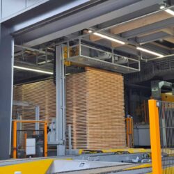 Schnittholzpakete in der automatisierten Paketieranlage des neuen Sortierwerks von EGGER HOLZ in Liezen.