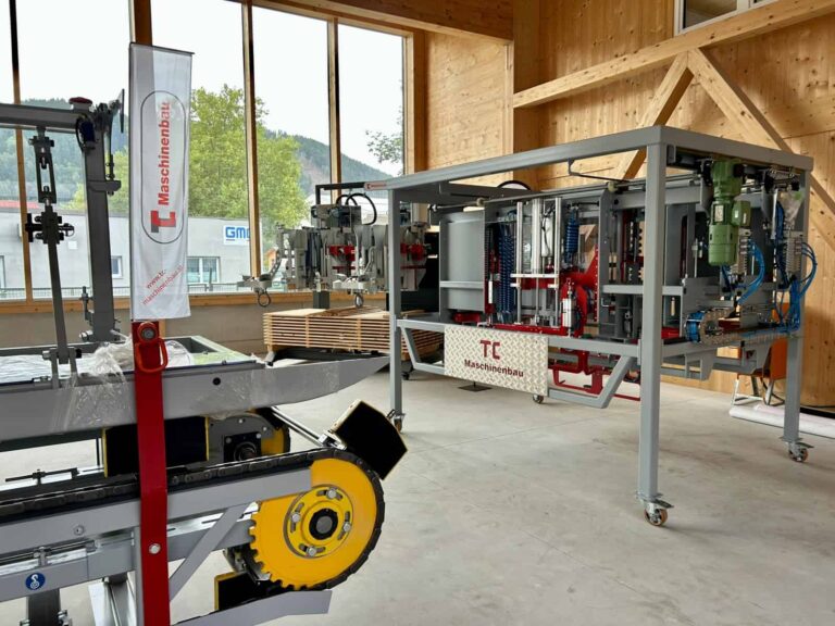 Maschinenanlage mit Förderstrecke und Stahlrahmen im Kompetenzzentrum von TC Maschinenbau.